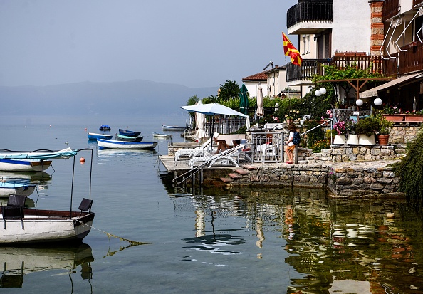-Sur les rives du lac d'Ohrid situé dans la vieille ville d'Orhid, au sud-ouest de la République de Macédoine du Nord, le 22 juin 2021. Photo de Robert ATANASOVSKI / AFP via Getty Images.