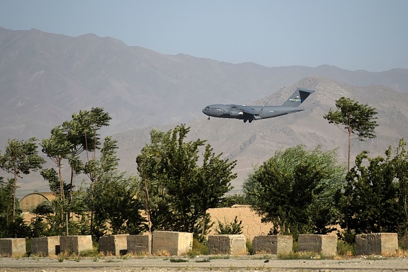 -Un avion de transport de l'US Air Force atterrit à la base aérienne de Bagram le 1er juillet 2021. Photo de WAKIL KOHSAR/AFP via Getty Images.