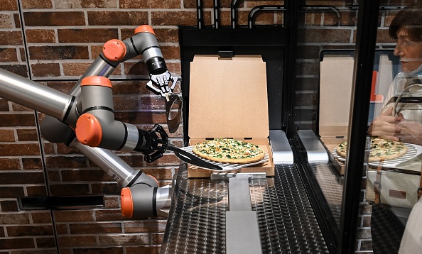 "Pazzi", un robot pizzaïolo au travail dans un restaurant à Paris. (Photo : BERTRAND GUAY/AFP via Getty Images)