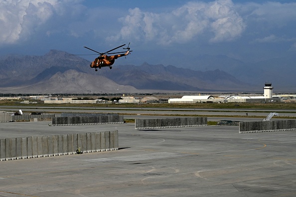 -Un hélicoptère de l'armée nationale afghane décolle à l'intérieur de la base aérienne américaine de Bagram, prépare une contre-offensive envers les talibans le 5 juillet 2021. Photo de WAKIL KOHSAR/ AFP via Getty Images.