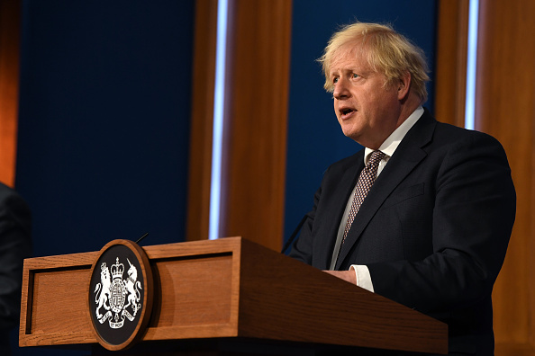 Le Premier ministre britannique Boris Johnson fait le point sur l'assouplissement des restrictions imposées au pays pendant la pandémie de coronavirus covid-19 lors d'une conférence de presse virtuelle à Downing Street le 5 juillet 2021 à Londres, en Angleterre.  (Photo : Daniel Leal-Olivas - WPA Pool/Getty Images)