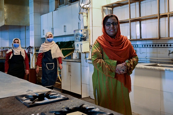 -Mary Akrami, fondatrice d'un refuge et d'un restaurant où vivent et travaillent des femmes qui ont survécu à la violence domestique, à Kaboul le 22 juin 2021.  Photo ADEK BERRY/AFP via Getty Images.
