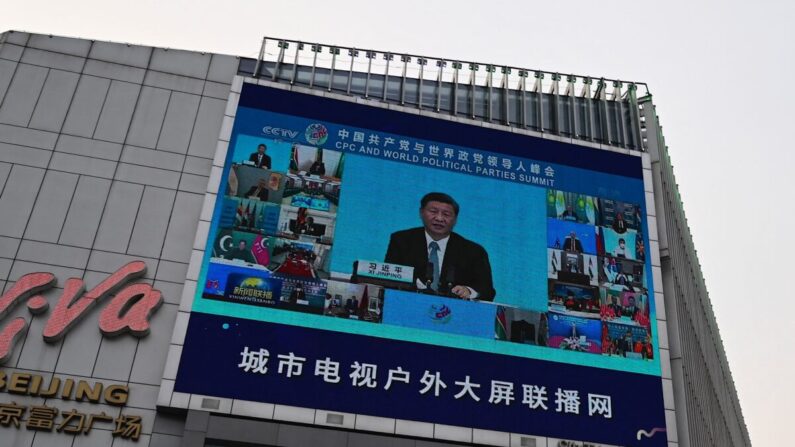 Un écran à l'extérieur d'un centre commercial montre la couverture médiatique du dirigeant chinois Xi Jinping prononçant un discours lors d'un sommet du Parti communiste chinois et des partis politiques mondiaux, à Pékin, le 7 juillet 2021. (Jade Gao/AFP via Getty Images)