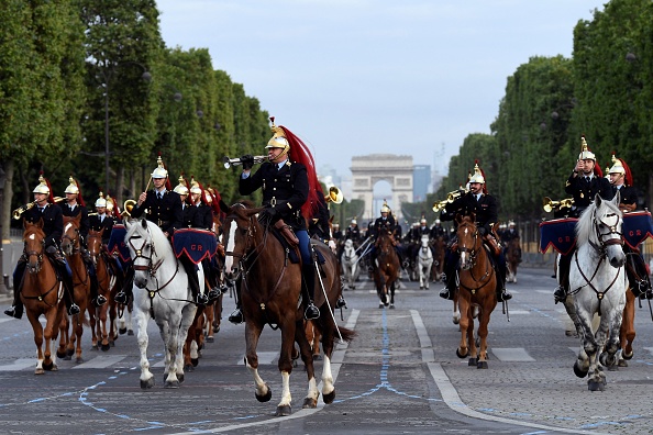 La garde républicaine montée lors de la répétition du défilé du 14 juillet sur les Champs-Élysées le 9 juillet 2021. 
(Photo BERTRAND GUAY/AFP via Getty Images)