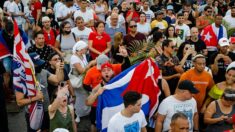 « A bas le communisme », scandent aussi les Américains d’origine cubaine