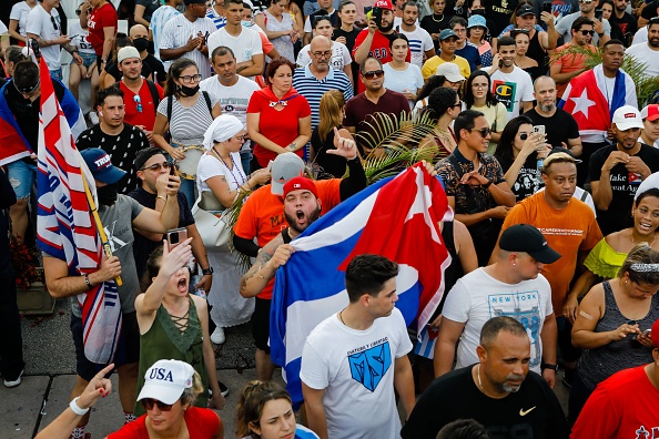 - Des milliers de Cubains à travers les Etats Unis ont participé à de rares manifestations le 11 juillet 2021, contre le gouvernement communiste, en scandant « A bas la dictature » et « Nous voulons la liberté ». Photo par Eva Marie UZCATEGUI / AFP via Getty Images.