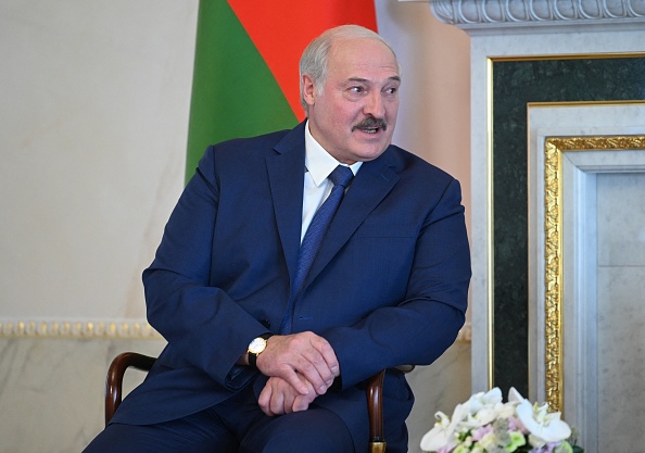 -Le président biélorusse Alexandre Loukachenko s'entretient à Saint-Pétersbourg le 13 juillet 2021. Photo d'Alexey NIKOLSKY /SPUTNIK /AFP via Getty Images.