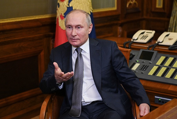 Le président russe Vladimir Poutine répond aux questions des journalistes concernant son article intitulé "Sur l'unité historique des Russes et des Ukrainiens" à Saint-Pétersbourg, le 13 juillet 2021. (Photo : ALEXEY NIKOLSKY/Sputnik/AFP via Getty Images)