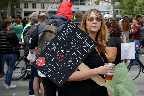 Rassemblement sur la place de la République à Paris, le 14 juillet 2021, pour protester contre le pass sanitaire. (Photo : GEOFFROY VAN DER HASSELT/AFP via Getty Images)