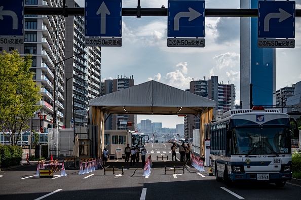 -Une vue générale montre l'une des entrées du village olympique et paralympique de Tokyo le 15 juillet 2021. Photo de Philip FONG /AFP via Getty Images.