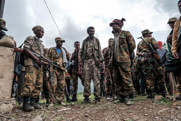 -Des membres de la milice Amhara se rassemblent dans le village d'Adi Arkay, à 180 kilomètres au nord-est de la ville de Gondar, en Éthiopie, le 14 juillet 2021. Photo par EDUARDO SOTERAS / AFP via Getty Images.
