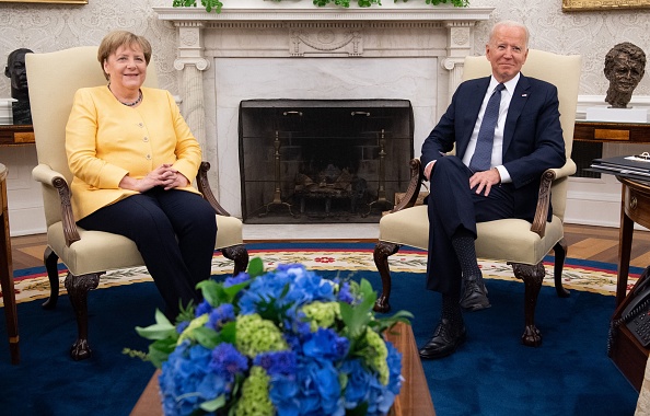 Le président américain Joe Biden et la chancelière allemande Angela Merkel tiennent une réunion dans le bureau ovale de la Maison Blanche à Washington, DC, le 15 juillet 2021. (Photo : SAUL LOEB/AFP via Getty Images)