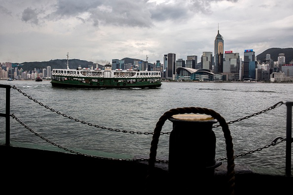 -Un ferry vedette traverse le port de Victoria à Hong Kong le 16 juillet 2021. Photo d'ISAAC LAWRENCE/AFP via Getty Images.