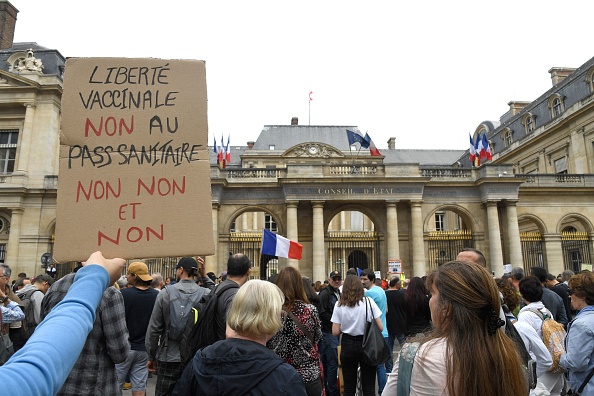Manifestation contre les nouvelles mesures du carnet de santé obligatoire contre le covid-19 demandé par le gouvernement français, au Palais Royal à Paris le 17 juillet 2021. (Photo : BERTRAND GUAY/AFP via Getty Images)