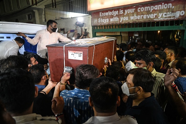 -Des personnes transportent la dépouille mortelle du journaliste de Reuters Danish Siddiqui dans sa résidence de New Delhi le 18 juillet 2021. Photo Money SHARMA / AFP via Getty Images.
