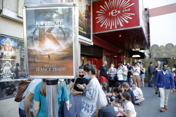 Des personnes font la queue pour assister à la première de « Kaamelott » au cinéma Grand Rex à Paris. (Photo : GEOFFROY VAN DER HASSELT/AFP via Getty Images)