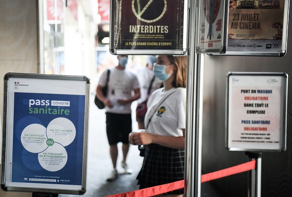 Pass sanitaire obligatoire dans un cinéma à Paris, juillet 2021. (ALAIN JOCARD/AFP via Getty Images)
