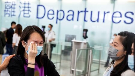A l’aéroport de Hong Kong, un exode vers la liberté dans les sanglots et l’émotion