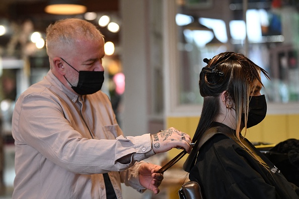 -Un collectif d'écologistes encourage les coiffeurs du Royaume-Uni à recycler les cheveux pour nettoyer les déversements de pétrole. Photo Daniel LEAL-OLIVAS/AFP via Getty Images.