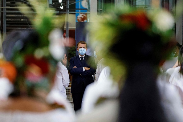 Le Président Emmanuel Macron parle avec des médecins et des infirmières travaillant au Centre hospitalier de la Polynésie française à Tahiti. (Photo : LUDOVIC MARIN/AFP via Getty Images)