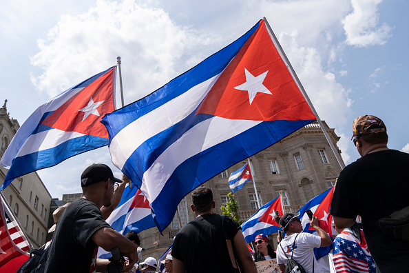 -Illustration- Des militants et sympathisants cubains se rassemblent devant l'ambassade de Cuba lors d'un rassemblement pour la liberté cubaine le 26 juillet 2021 à Washington, DC.  Photo de Drew Angerer/Getty Images.