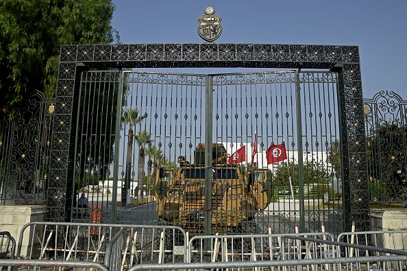 -L'armée tunisienne a barricadé le bâtiment du parlement dans la capitale Tunis le 26 juillet 2021, après que le président a limogé le Premier ministre et ordonné la fermeture du parlement pendant 30 jours. Photo de Yassine MAHJOUB / AFP via Getty Images.