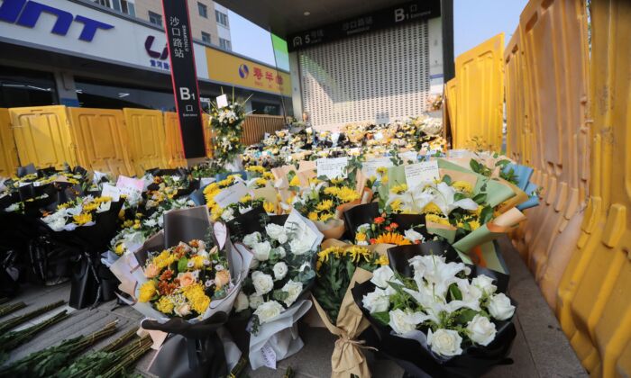 Des fleurs placées en guise d'hommages sont vues devant une station de métro en mémoire des victimes des inondations à Zhengzhou, dans la province du Henan en Chine centrale, le 27 juillet 2021. (STR/AFP via Getty Images)

