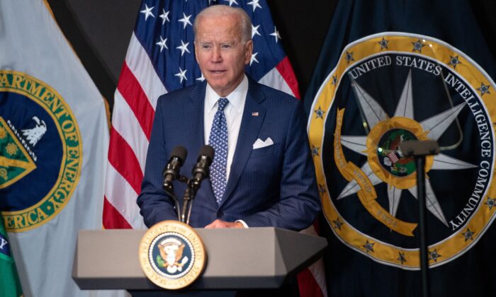 Le président des États-Unis, Joe Biden, s'adresse au personnel de la communauté du renseignement et à ses dirigeants lors d'une visite au bureau du directeur du renseignement national à McLean, en Virginie, le 27 juillet 2021. (Saul Loeb/AFP via Getty Images)
