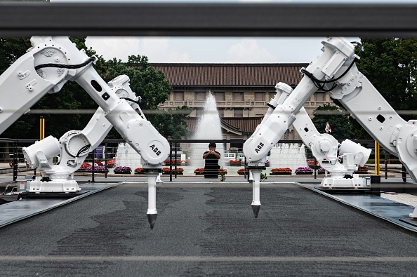 -L’installation d'art robotique inspirée des Jeux Olympiques et Paralympiques "The Constant Gardeners" de Jason Bruges au parc Ueno de Tokyo, le 28 juillet 2021. Photo de Philip FONG/AFP via Getty Images.