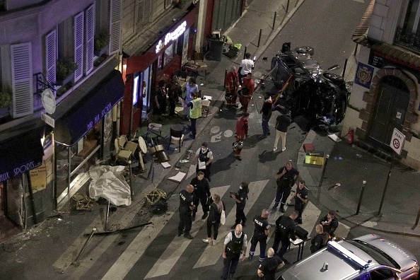 Une voiture a foncé sur la terrasse du café "Bar aux sports", au croisement des rues Sauffroy et Guy Moquet, dans le 17e à  Paris, le 29 juillet 2021. (Photo :  GEOFFROY VAN DER HASSELT/AFP via Getty Images)