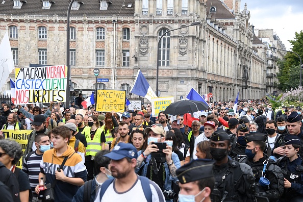 Manifestation à Paris contre le pass sanitaire le 31 juillet 2021. (Photo  ALAIN JOCARD/AFP via Getty Images)