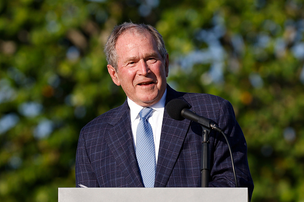 -Illustration- L'ancien président américain George W. Bushl considère comme une "erreur" le retrait des troupes alliées de l’Afghanistan. Photo de Cliff Hawkins/Getty Images.