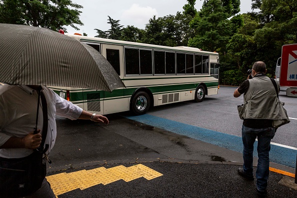 -Un bus de transport censé transporter Michael Taylor et son fils Peter quitte le tribunal de district de Tokyo le 14 juin 2021 à Tokyo, au Japon. Photo de Yuichi Yamazaki/Getty Images.