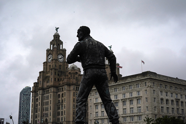 Une statue surplombe le bâtiment Royal Liver le 23 juin 2021 à Liverpool, en Angleterre. Un rapport de l'Unesco a recommandé que Liverpool perde son statut de patrimoine mondial. Photo de Christopher Furlong/Getty Images.