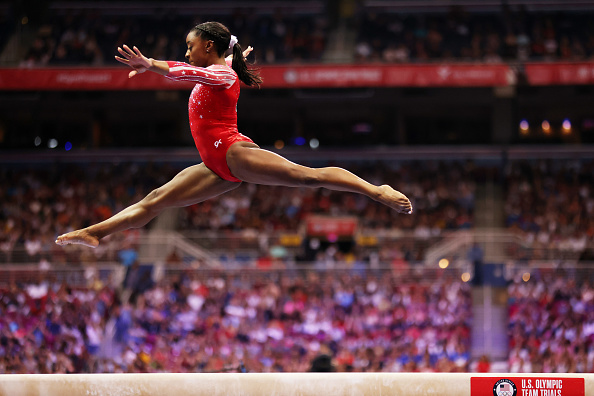 -Simone Biles concourt à la poutre lors de la compétition féminine des essais olympiques de gymnastique américaine 2021 le 27 juin 2021 à St Louis, Missouri. Photo de Jamie Squire/Getty Images.