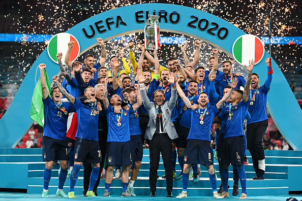  Giorgio Chiellini, capitaine de l'Italie, soulève le trophée Henri Delaunay après la victoire de son équipe lors de la finale du championnat UEFA Euro 2020 entre l'Italie et l'Angleterre au stade de Wembley le 11 juillet 2021 à Londres. Photo de Michael Regan/UEFA via Getty Images.