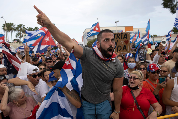 -Dimanche, des milliers de Cubains sont descendus dans les rues à travers le pays pour protester contre les restrictions pandémiques, le rythme des vaccinations contre le Covid-19 et le gouvernement cubain. Photo de Joe Raedle/Getty Images.