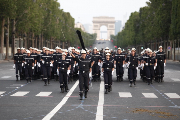 Des pompiers français (BSPP) défilent sur l'avenue des Champs-Élysées, à Paris, lors d'une répétition de la fête nationale française.  (GUILLAUME BAPTISTE/AFP/GettyImages)