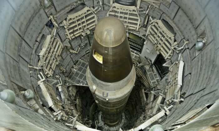 Exemple de silo à missiles : un missile balistique intercontinental nucléaire Titan II désactivé à l'intérieur
d'un silo au Titan Missile Museum à Green Valley, Arizona, le 12 mai 2015. (Brendan Smialowski/AFP via Getty Images)
