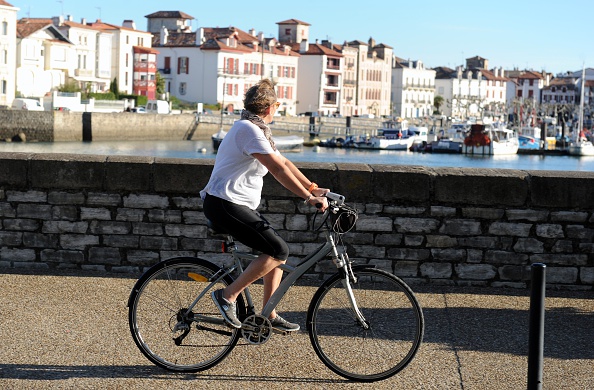 Quai de Ciboure, avec le port de Saint-Jean-de-Luz en arrière-plan, dans le sud-ouest de la France  (GAIZKA IROZ/AFP via Getty Images)