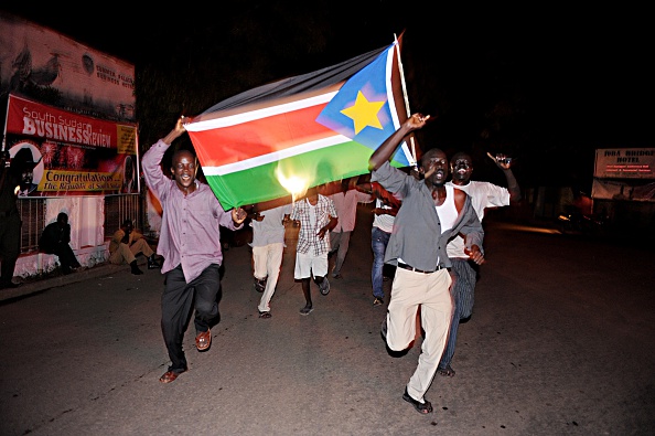 -Les habitants de Juba au Soudan du Sud célèbrent dans les rues la naissance de leur nouvelle nation le 9 juillet 2011. Photo 
 Roberto SCHMIDT / AFP via Getty Images.