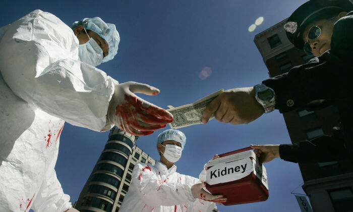 Reconstitution à Washington, le 19 avril 2016 par des pratiquants de Falun Gong d'un paiement illicite pour des organes humains (Jim Watson/AFP via Getty Images)