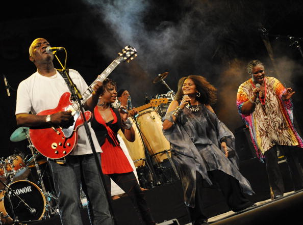 -Le 1er mai 2009 à Abidjan, en Côte d'Ivoire, Jocelyne Beroard et Jacob Desvarieux du groupe antillais Kassav se produisant lors d'un concert. Photo KAMBOU SIA/AFP via Getty Images.