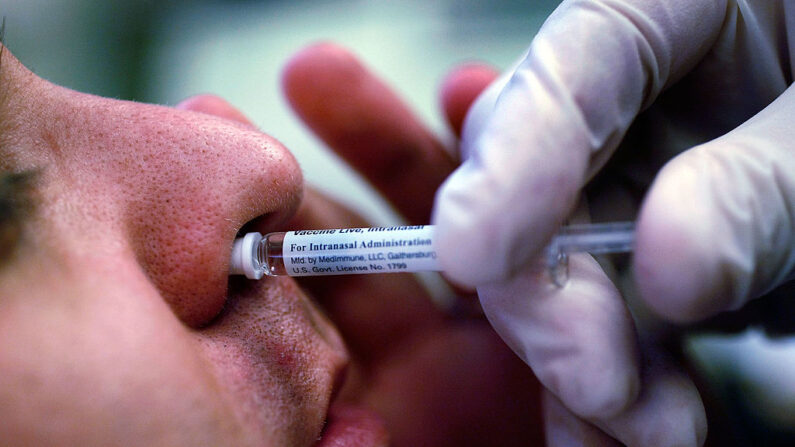 Un patient vacciné durant la campagne de vaccination intranasale menée en octobre 2009 en Floride (USA) contre le virus de la grippe H1N1 (Crédit photo Joe Raedle/Getty Images)