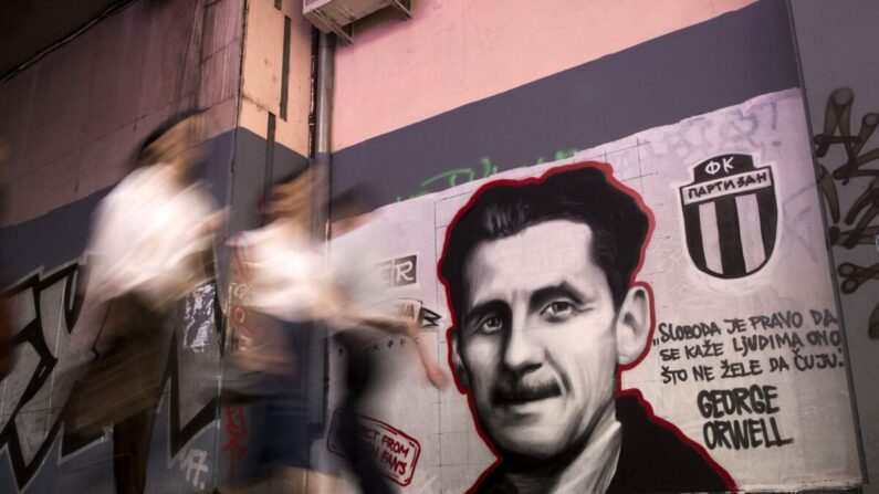 Une peinture murale représentant le romancier britannique George Orwell avec les mots « La liberté est le droit de dire aux gens ce qu'ils ne veulent pas entendre », à Belgrade, en Serbie, le 8 mai 2018. (Oliver Bunic/AFP via Getty Images)