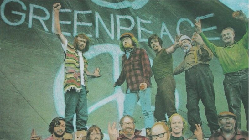 Patrick Moore (à l'arrière, 2e à gauche) pose avec d'autres membres de l'équipage du premier voyage de Greenpeace de Vancouver à l'Alaska pour protester contre les essais de bombes à hydrogène dans les îles Aléoutiennes en septembre 1971. (Photo de Robert Keziere)