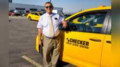 Un chauffeur de taxi de 70 ans livre gratuitement les courses à des dizaines de personnes âgées depuis 15 ans