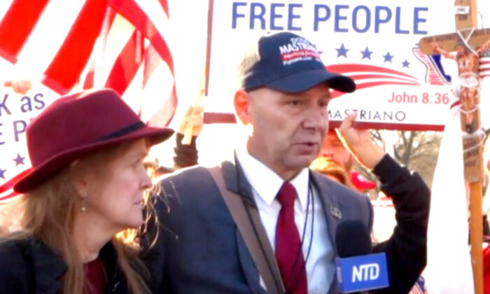 Le sénateur de Pennsylvanie Doug Mastriano parle à un journaliste de NTD lors d'un rassemblement à Washington le 12 décembre 2020. (Capture d'écran/NTD)