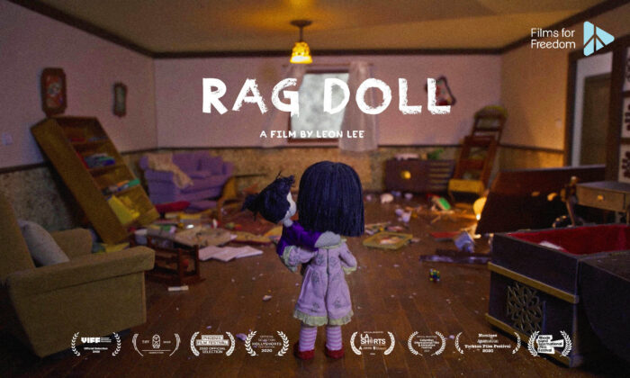 Yingying trouve sa maison saccagée après l'enlèvement de sa mère par la police chinoise, dans le court-métrage « Rag Doll ». (Flying Cloud Productions)