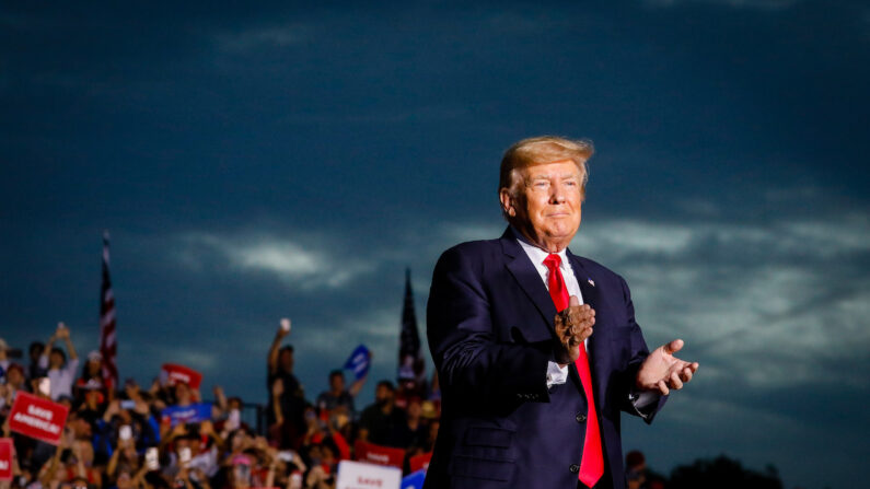 L'ancien président Donald Trump arrive pour tenir un rassemblement à Sarasota, en Floride, le 3 juillet 2021. (Eva Marie Uzcategui/Getty Images)
